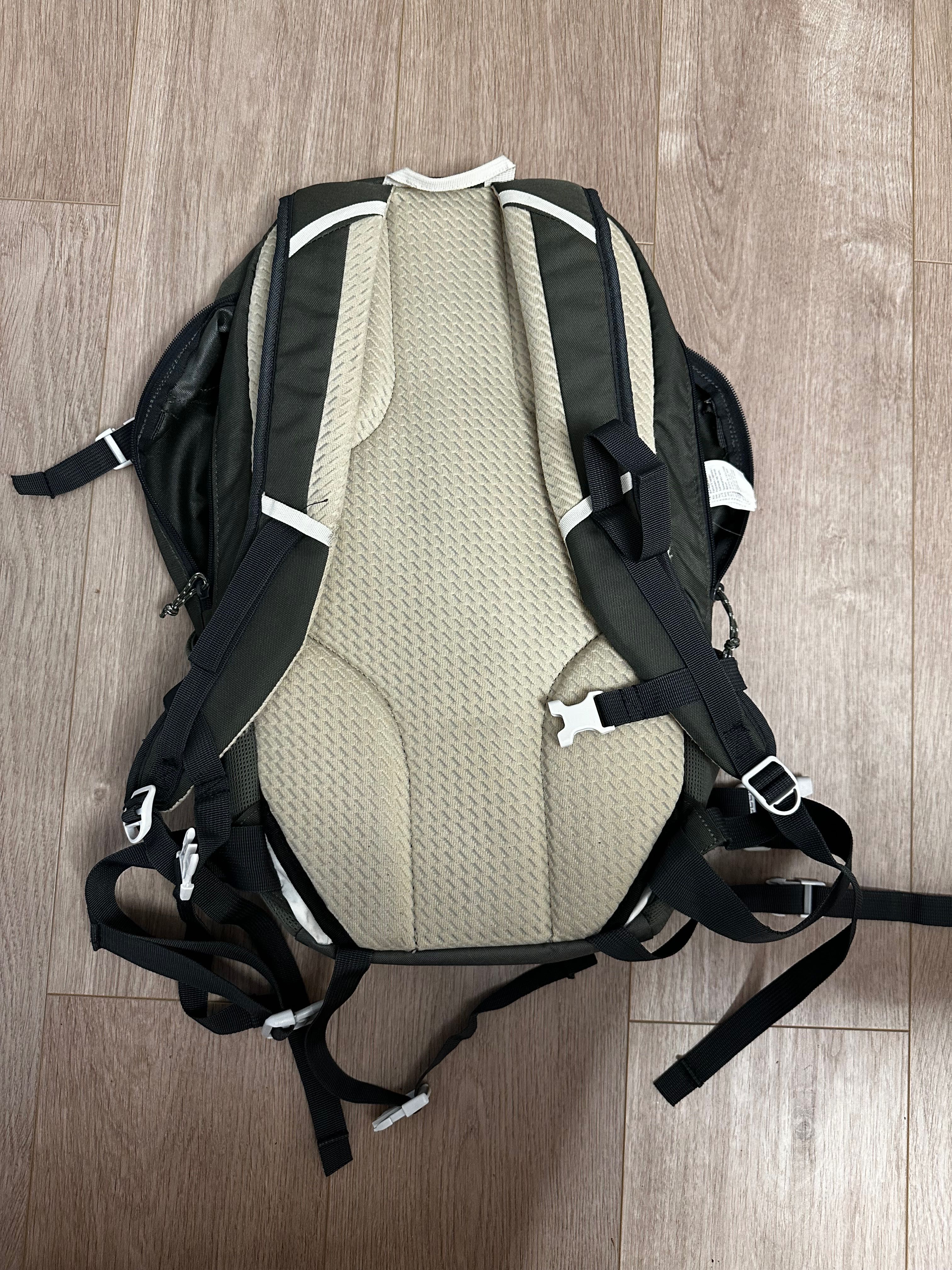 Plecak turystyczny Quechua Arpenaz NH100 30 l