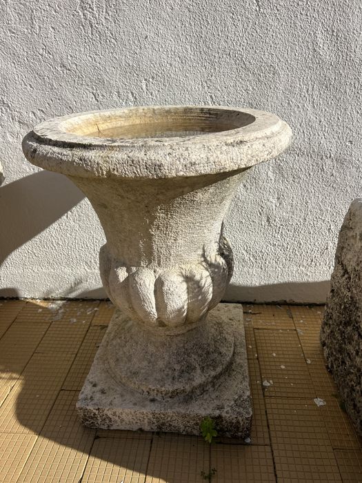 Bancos e vasos de pedra calcário