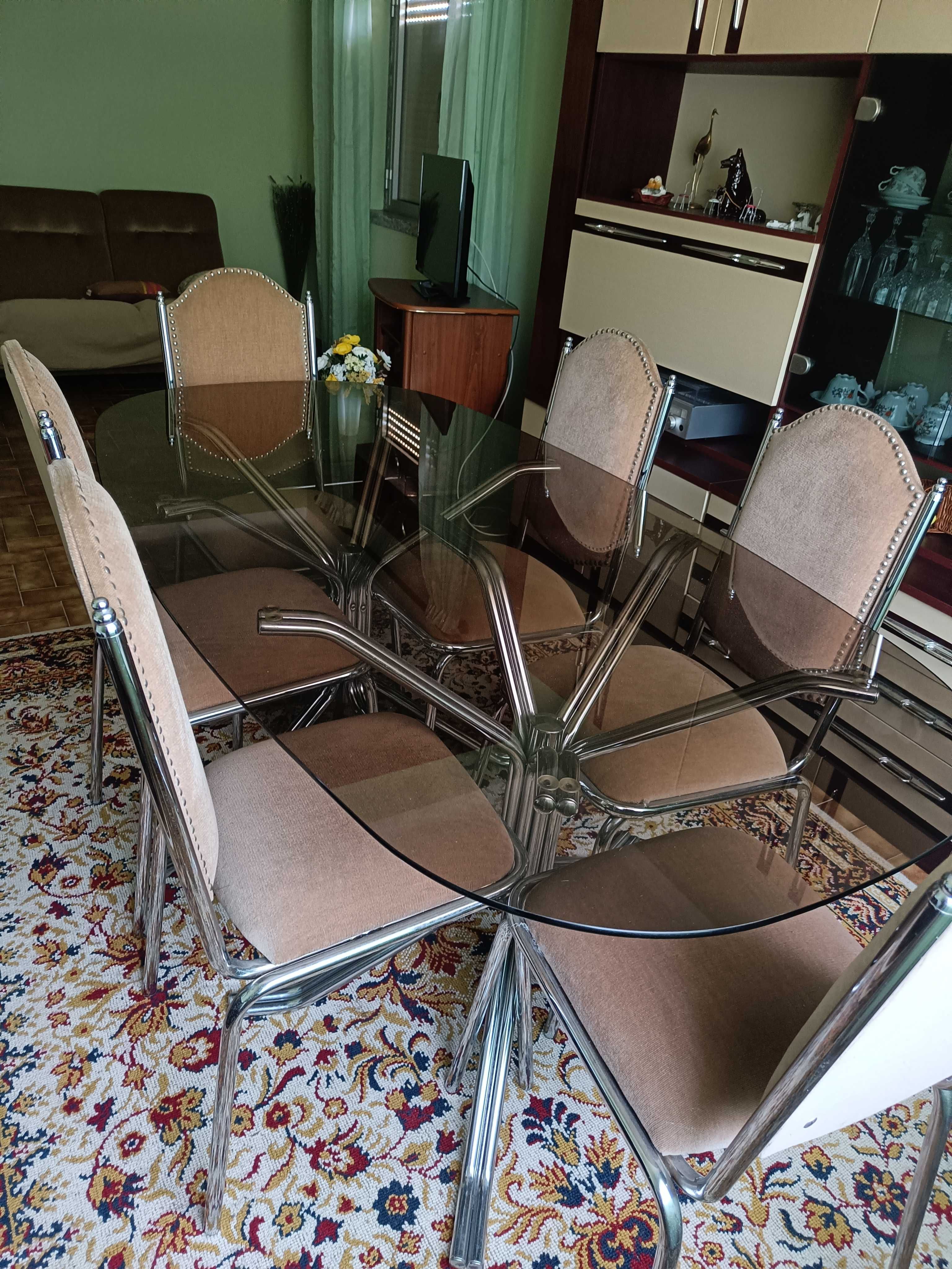Mesa nova com cadeiras