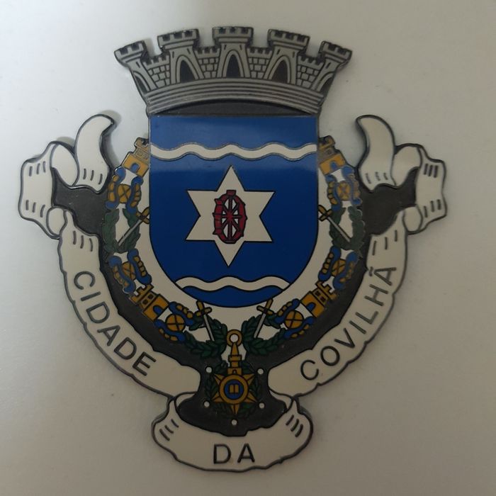 Crachas antigos em esmalte