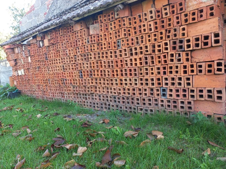 Cegła dziurawka.
