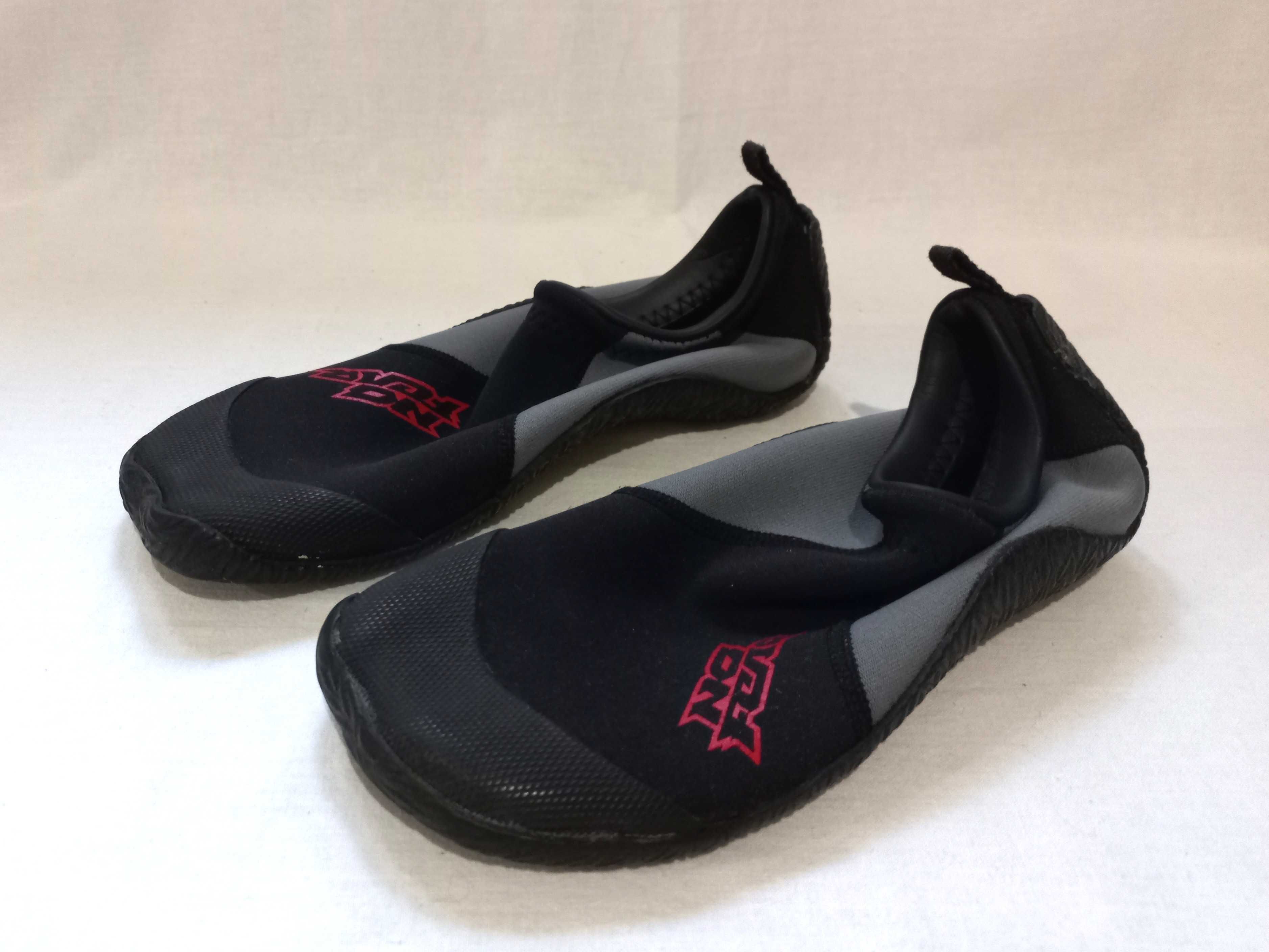 Buty DO WODY neoprenowe r. 36-37,5 czarne Unisex stan bdb