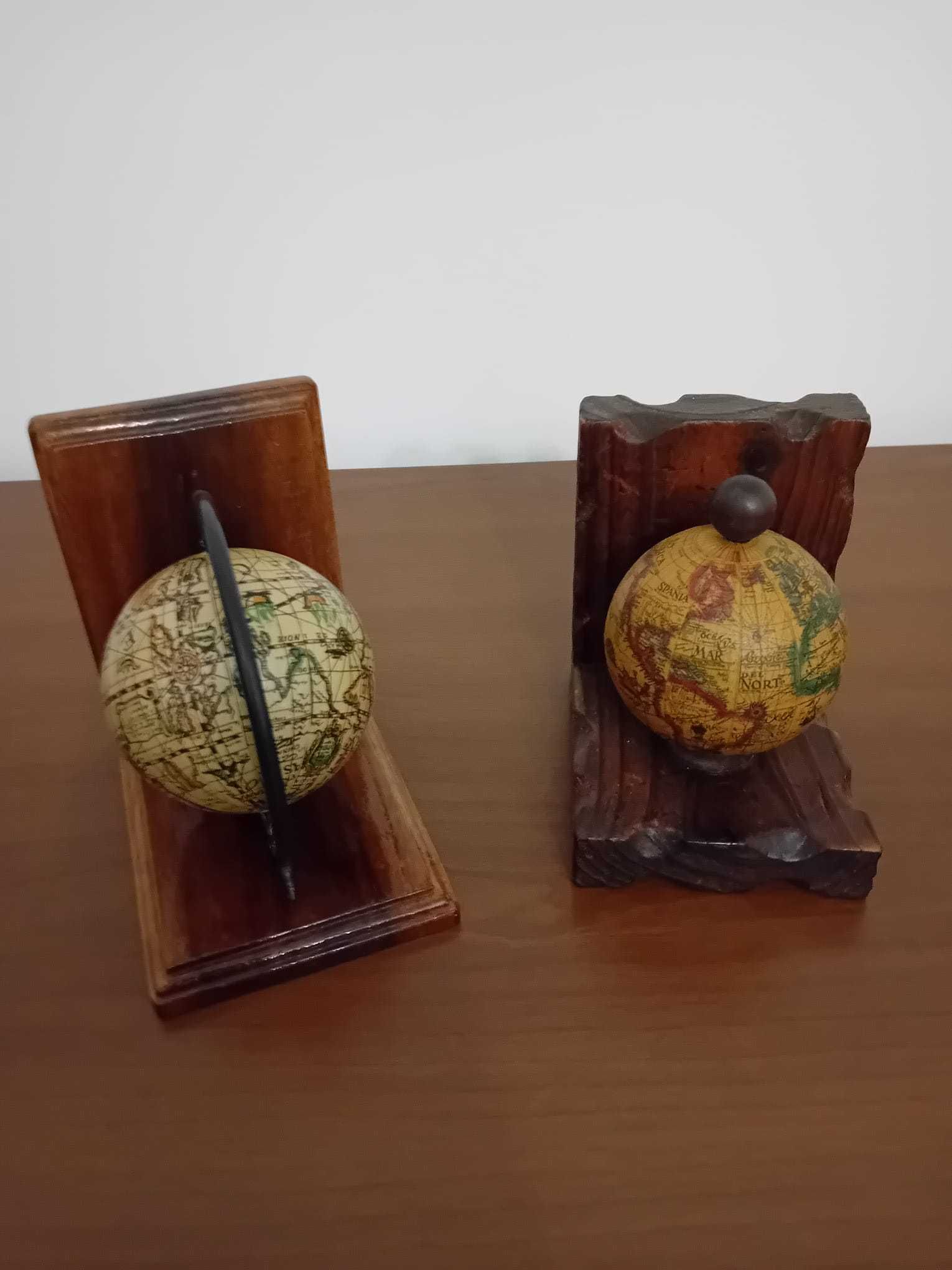 Suportes para Livros com Globos