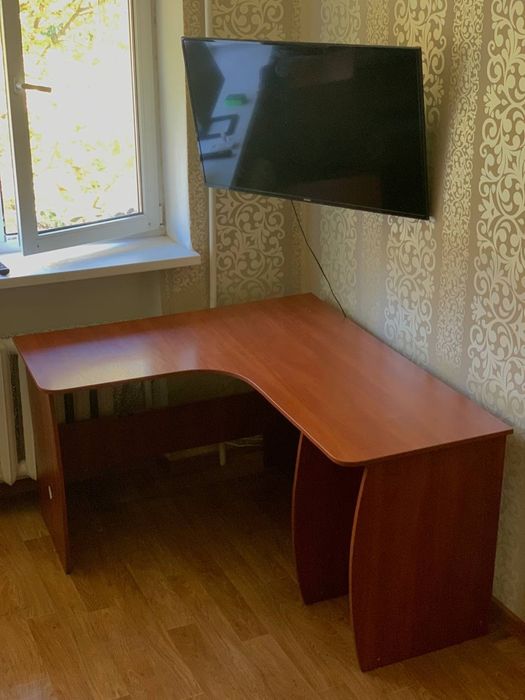 Письмовий стіл з полицями