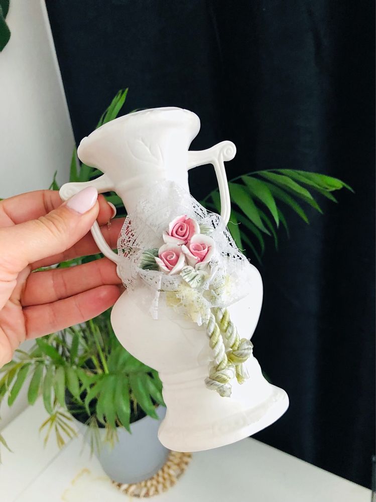 Stary Ceramiczny wazonik zdobiony różami kwiatki w stylu creapy