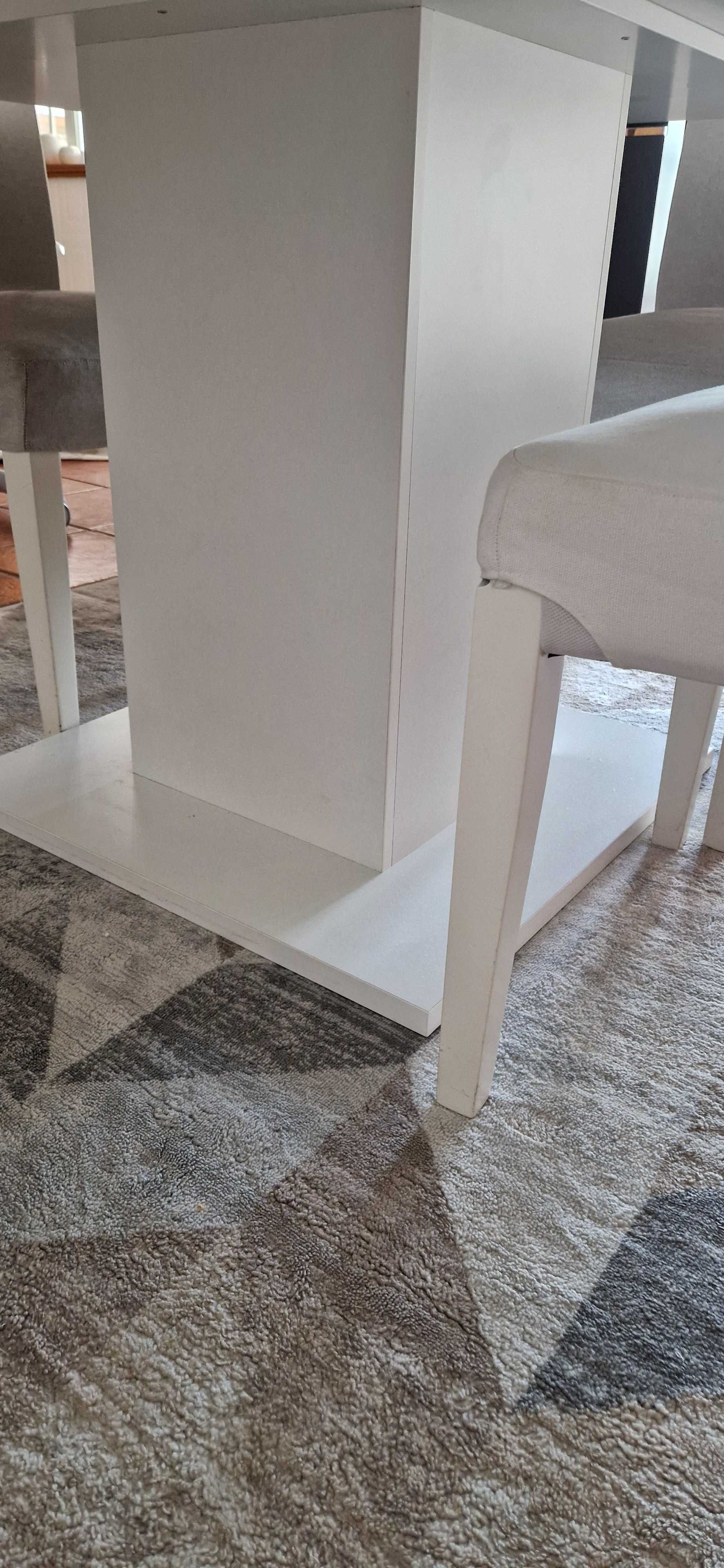 Mesa e cadeiras de jantar