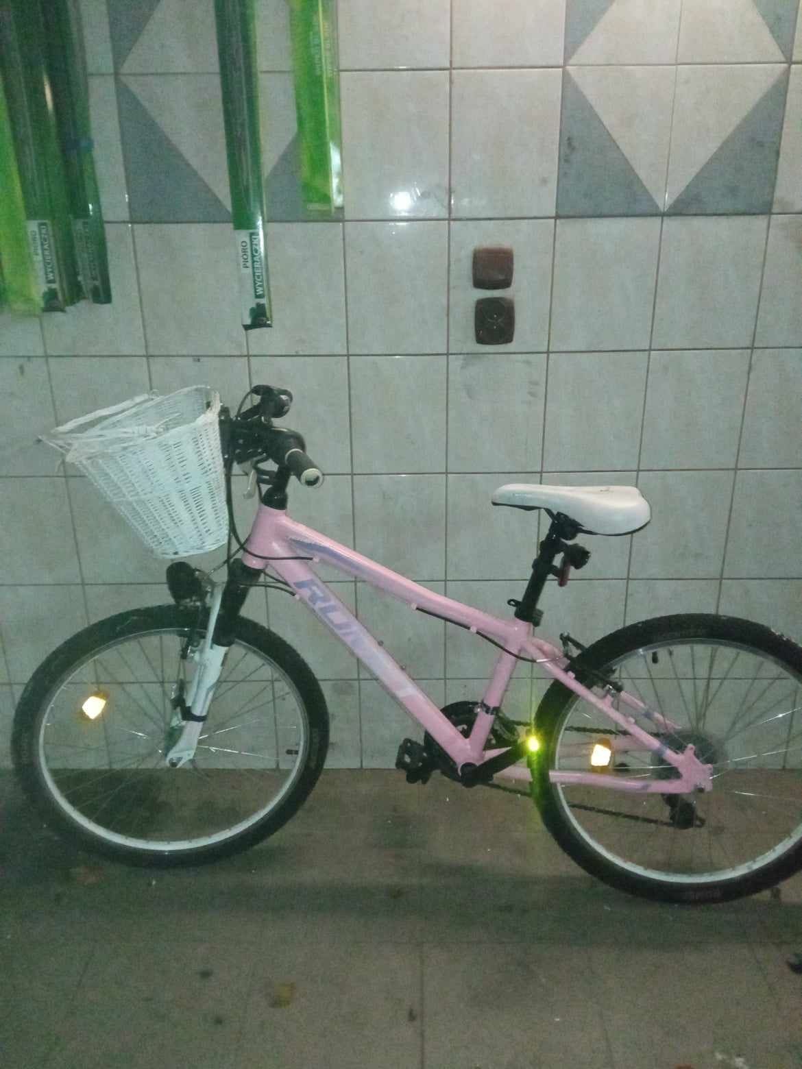 Różowy górski dziewczęcy rower romet