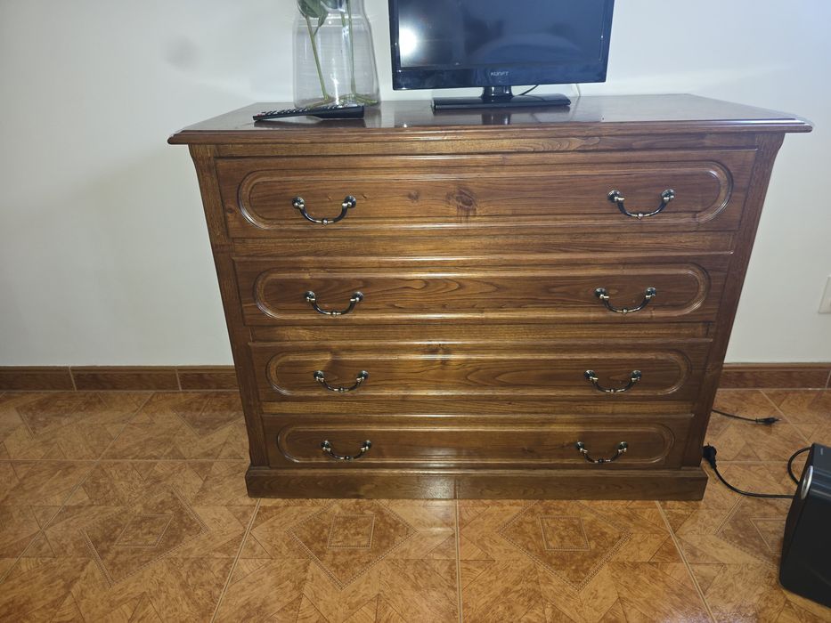 Conjunto cama, mesinhas e cómoda