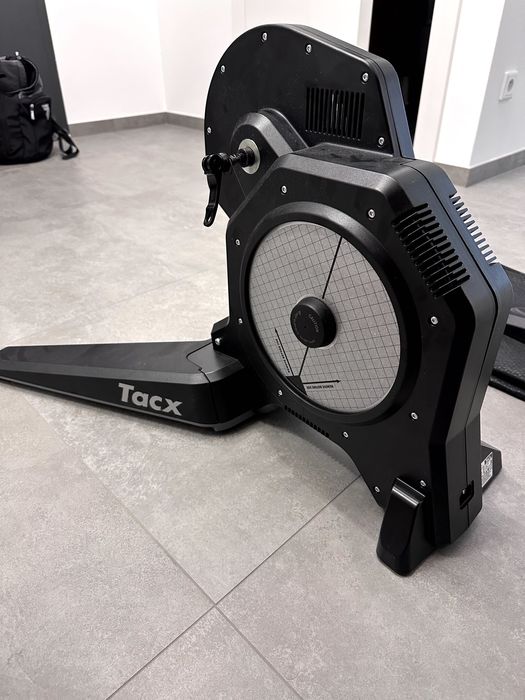 Trenażer rowerowy Tacx Flux S Smart + akcesoria (m.in. adapter)