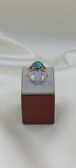 Złoty pierścionek z turkusem i diamentami.