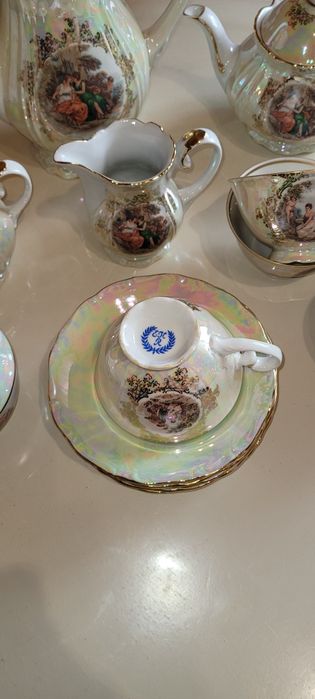 Витончений та ніжний антикваріатний набір з порцеляну.