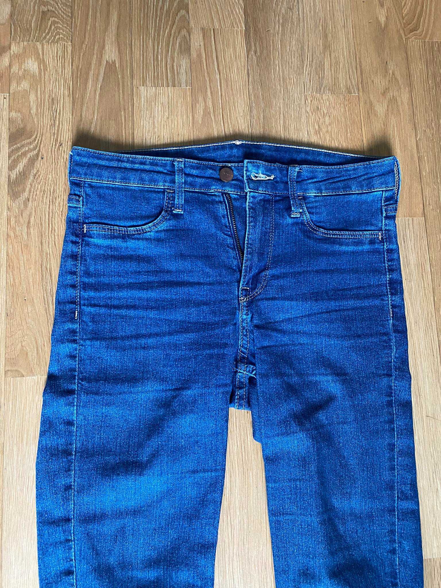 Niebieskie jeansy skinny