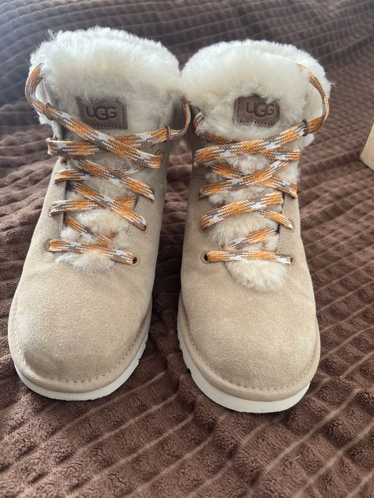 Жіночі черевики UGG на шурках