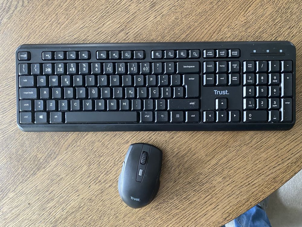 Teclado sem fios e rato sem fios