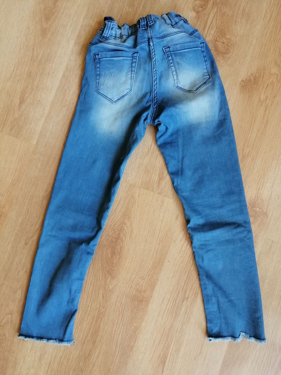 Spodnie cienki jeans dziewczęce 134