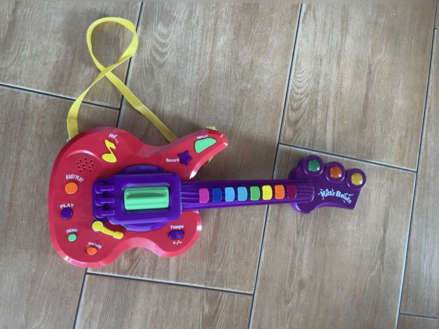 Kidz Beats zabawkowa grająca i świecąca gitara dla dzieci
