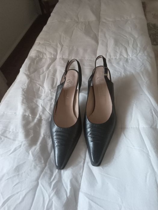 Vende-se sapatos em pele