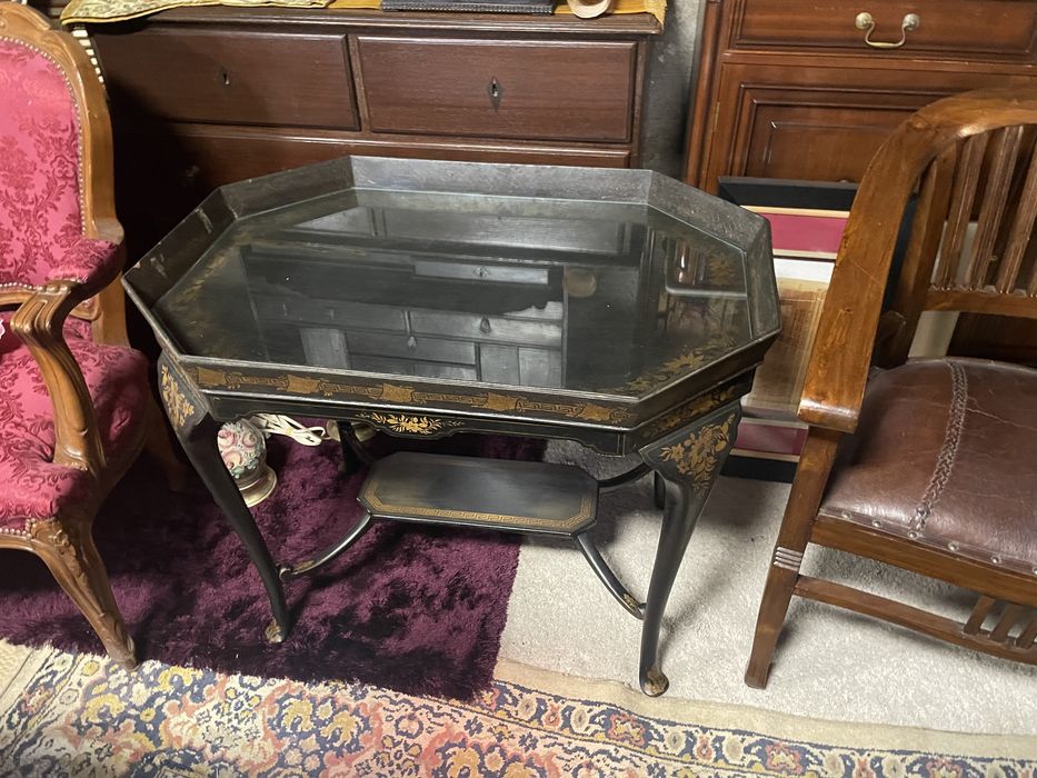 Mesa oriental com bandeja antiga