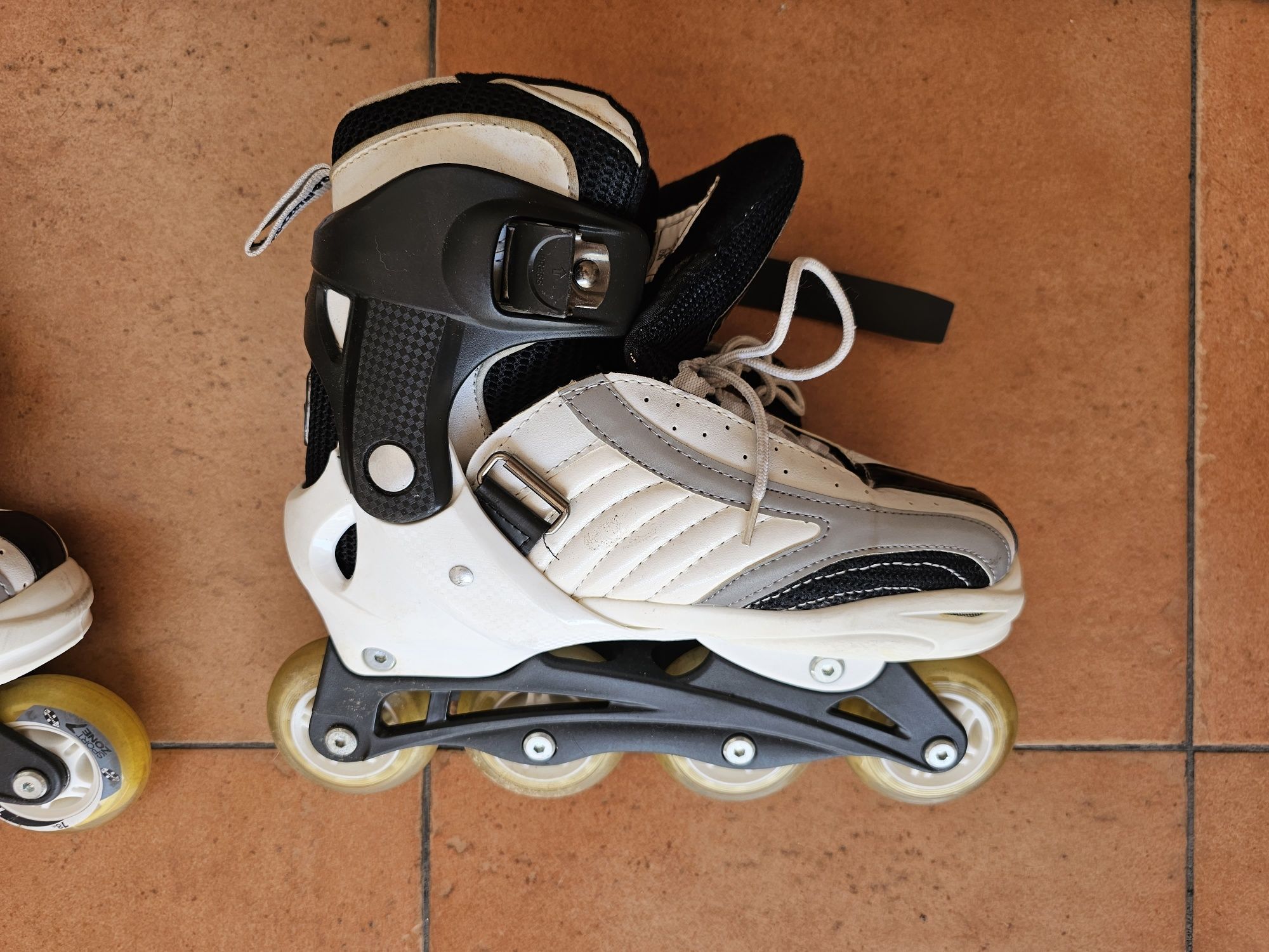 Patins em linha branco e preto