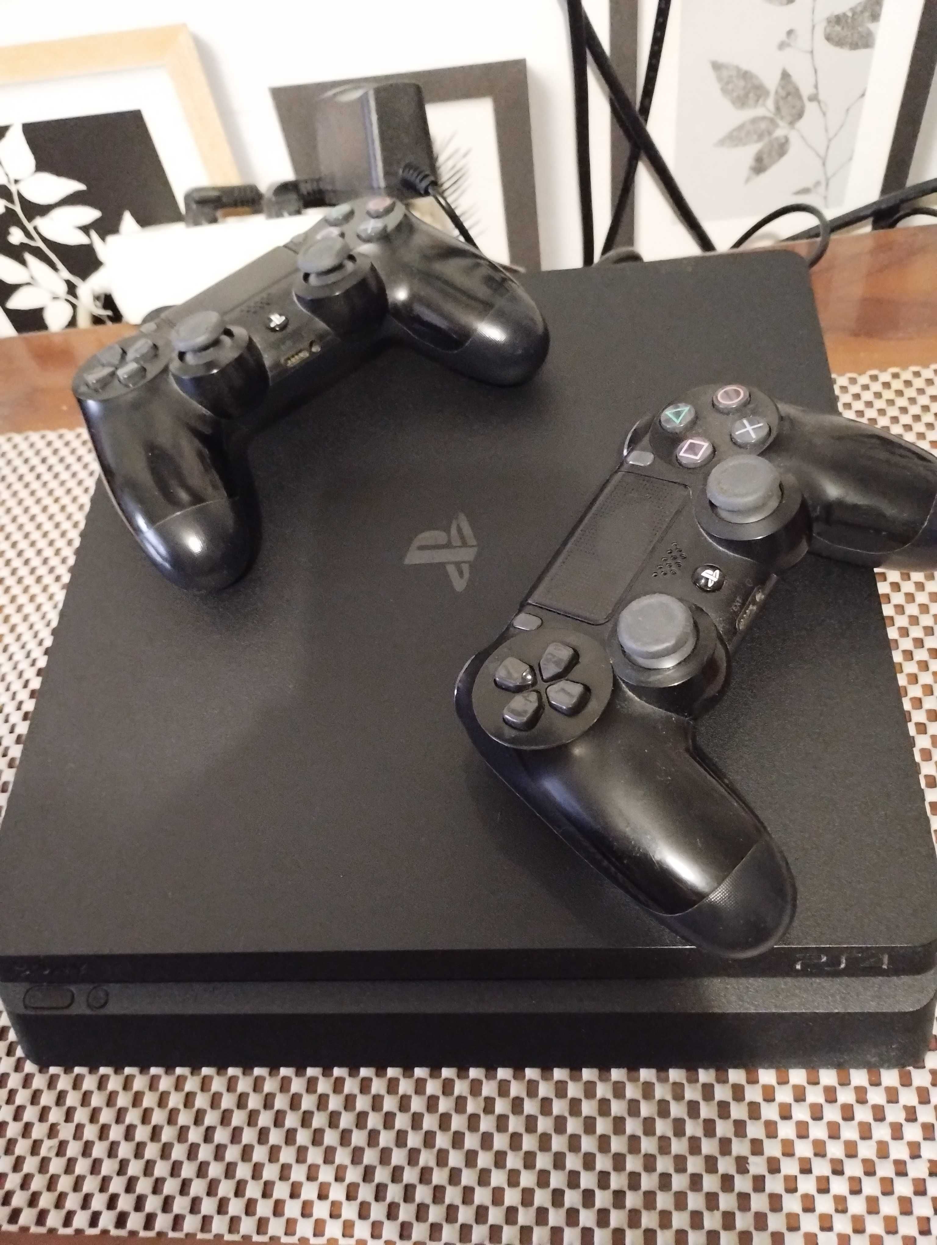 Продам Sony PS4 slim 1Тр+ 2 джойстика