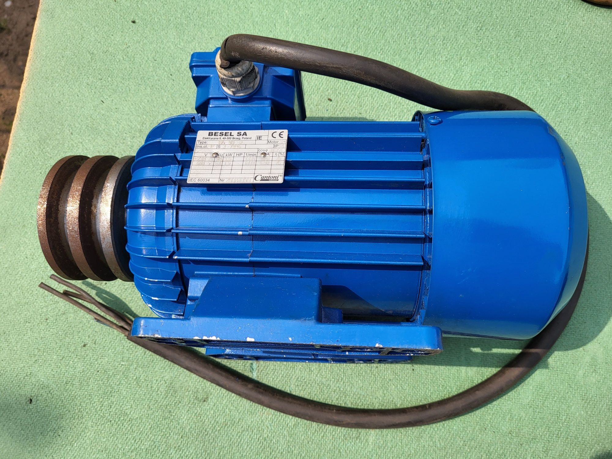 Silnik elektryczny 1,5kW z kołem pasowym.