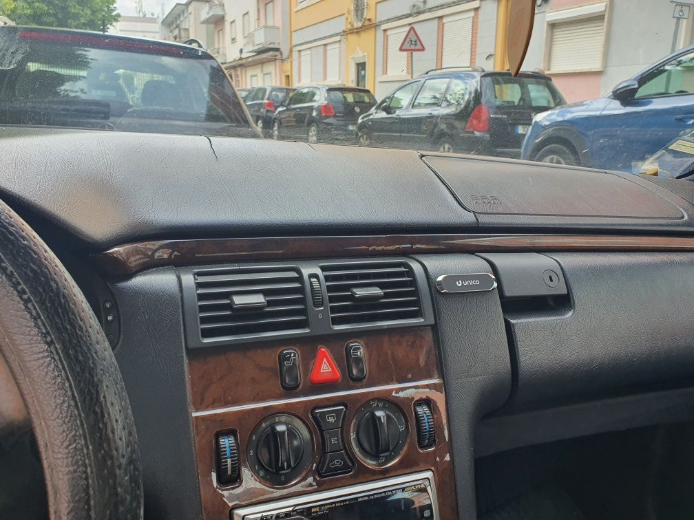 Mercedes e 220 

Carro necessista de alguns cuidado