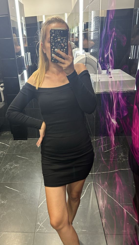 Mala czarna sukienka dopasowana Wassyl XS S