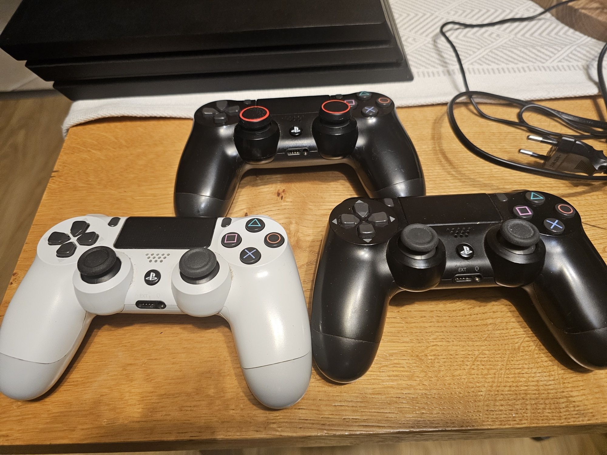 Playstation 4 pro CUH-7216B  2TB SSD 3 Pady ładowarka