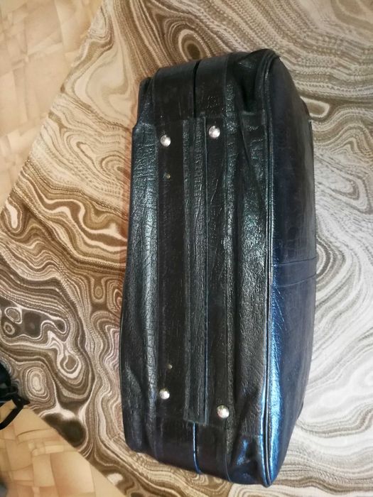 Чорна шкіряна  валіза