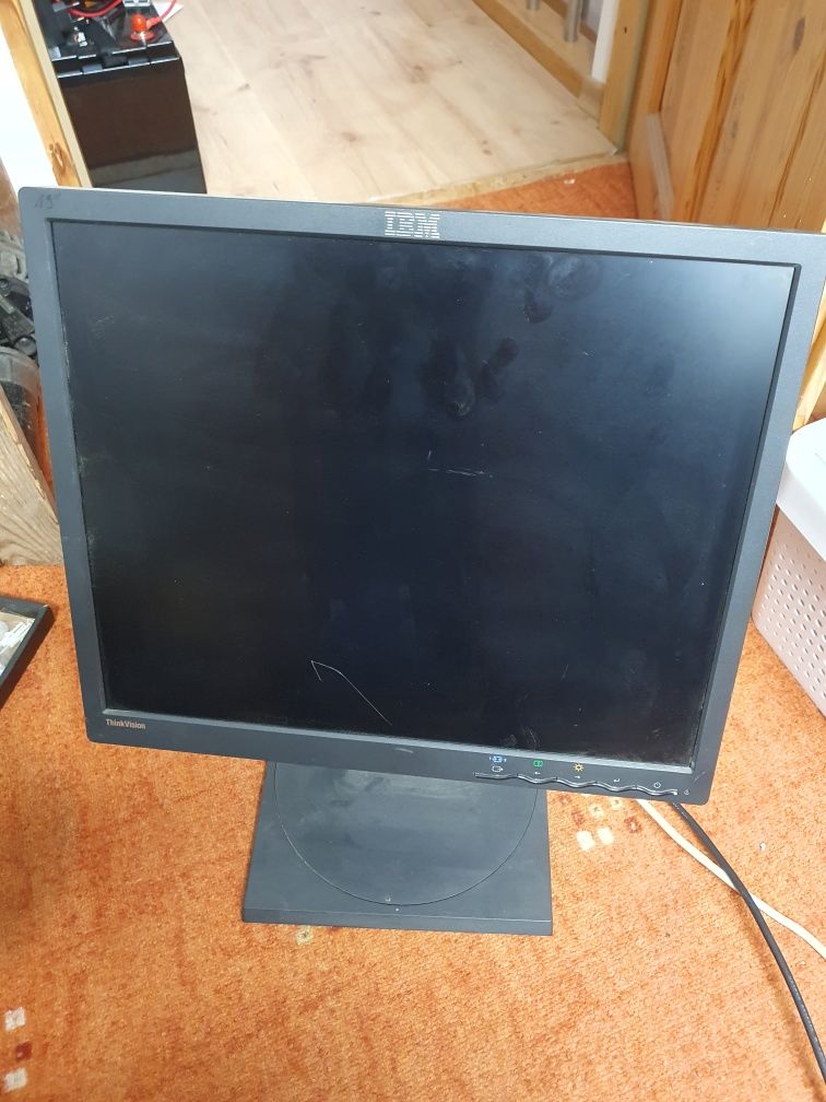 Monitor LCD IBM 19" VGA RGB DVI sprawny działa stopa obrotowa regulowa