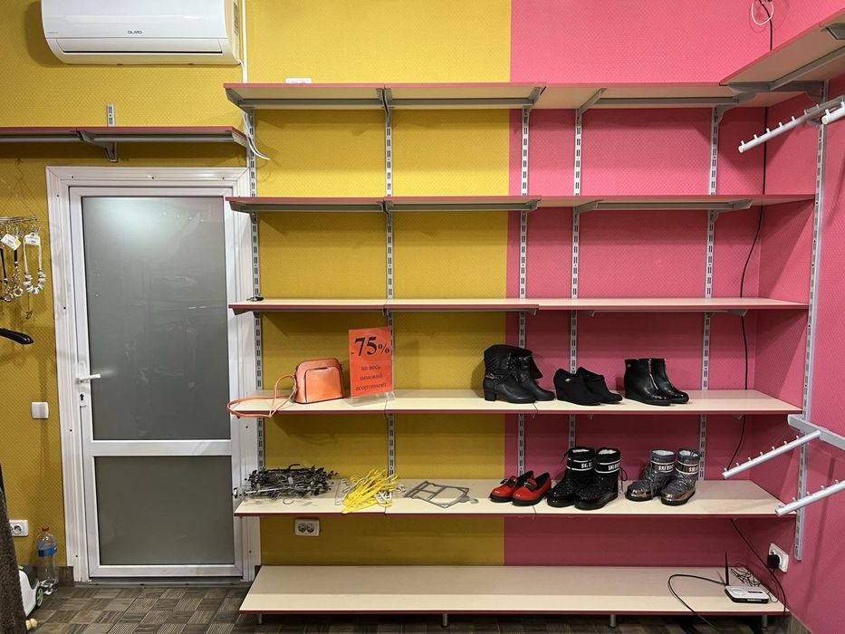 Меблі - Обладнання для магазину одягу, у відмінному стані,