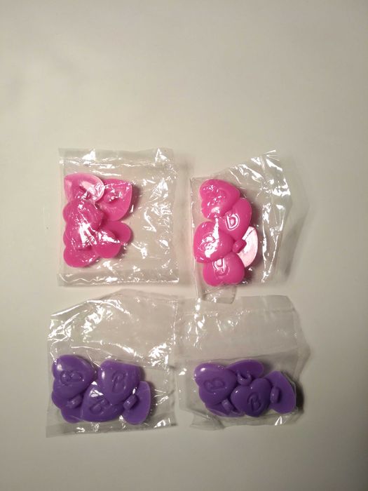 Cztery komplety guziczków Barbie do dziecięcego ubranka