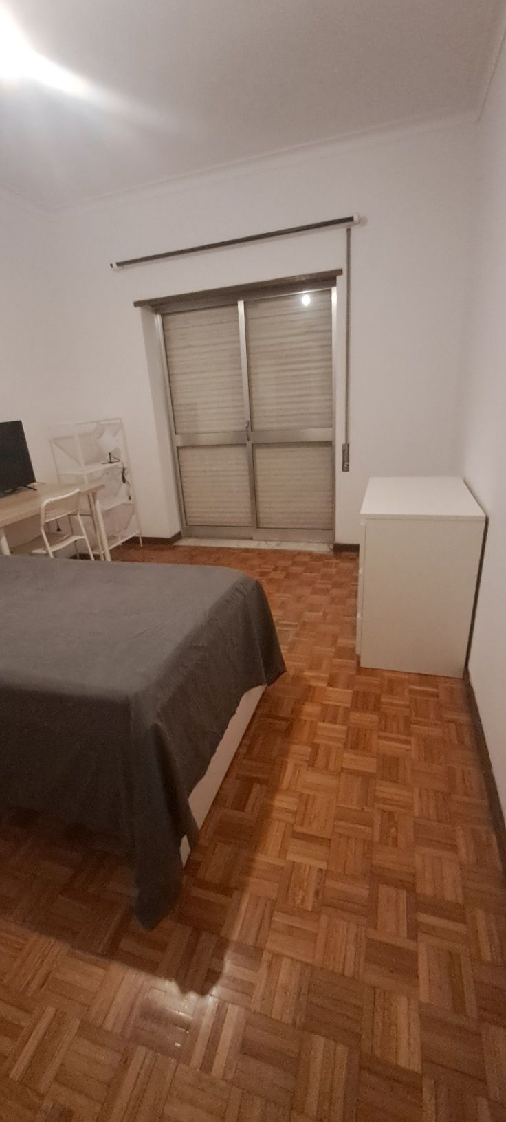 Arrendo quarto individual com varanda