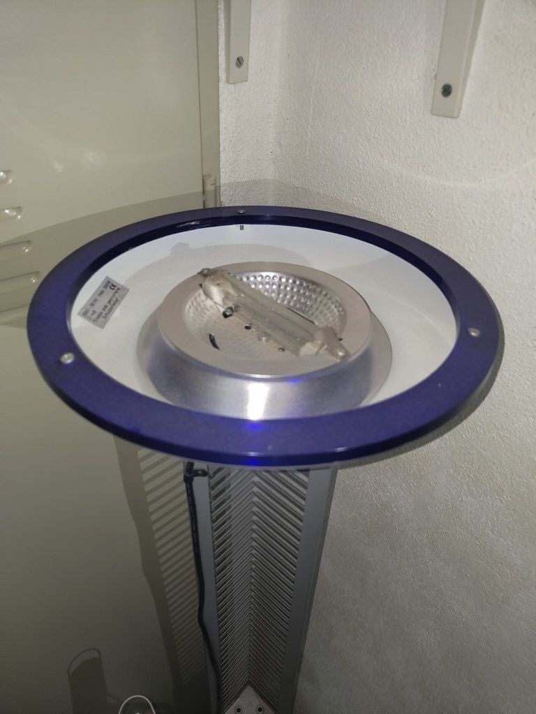 Candeeiro com suporte para CDs
