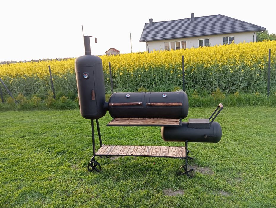 Grill z Wędzarnią – Solidna Konstrukcja, Gotowy do Sezonu!