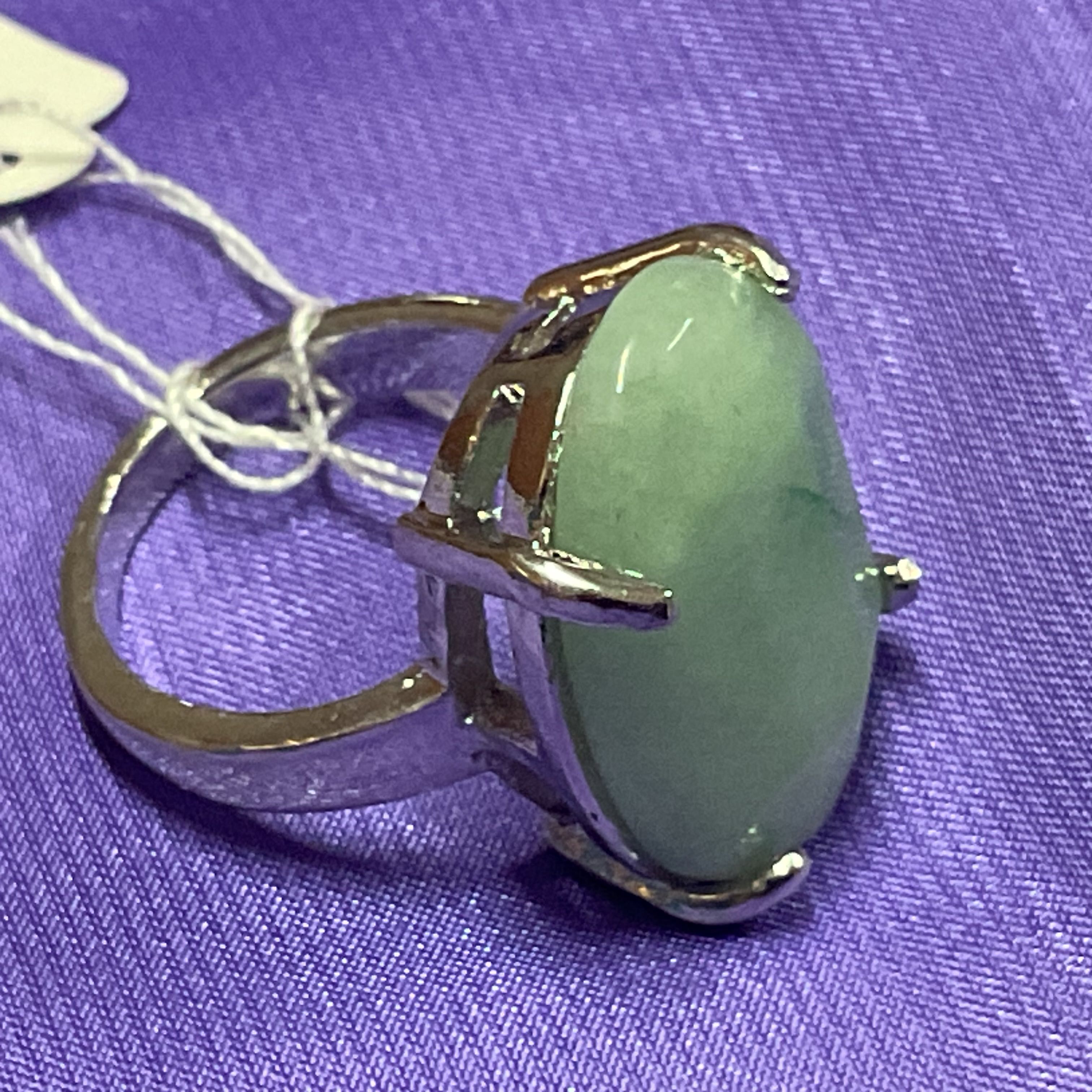 Anel pedra verde clarinho biju,peça vintage 19,5 m