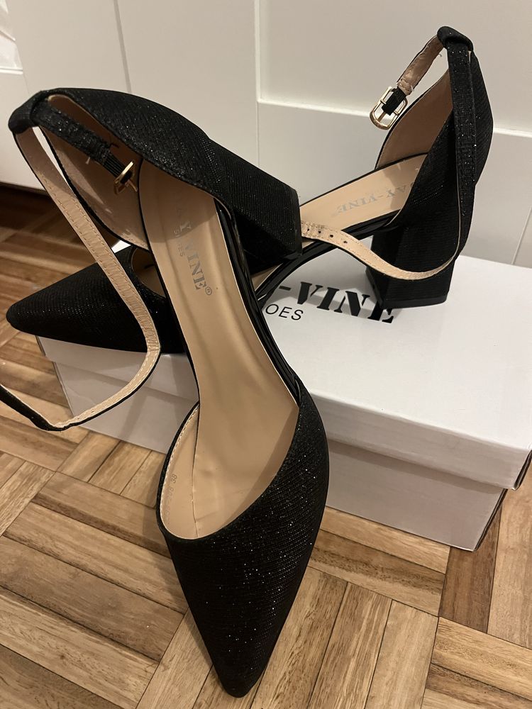 Sapatos de salto alto com brilhantes pretos