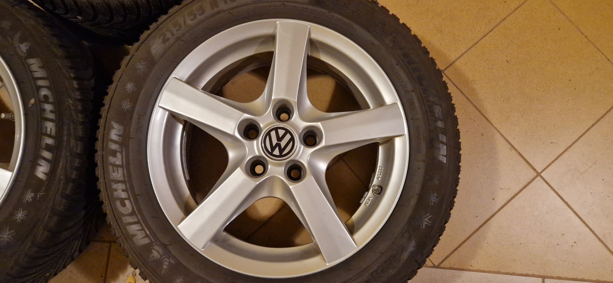 Sprzedam komplet kół z felgami aluminiowymi do VW Passata.
