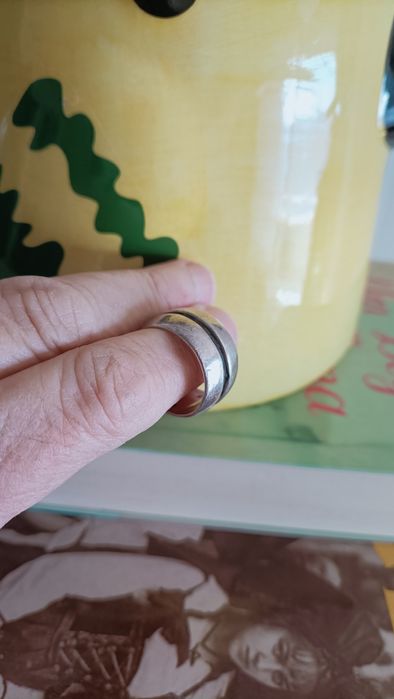 Aliança larga em prata.