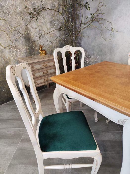 Krzesła po  renowacji. Siedzenia do obicia brak materiału wid. na zdje