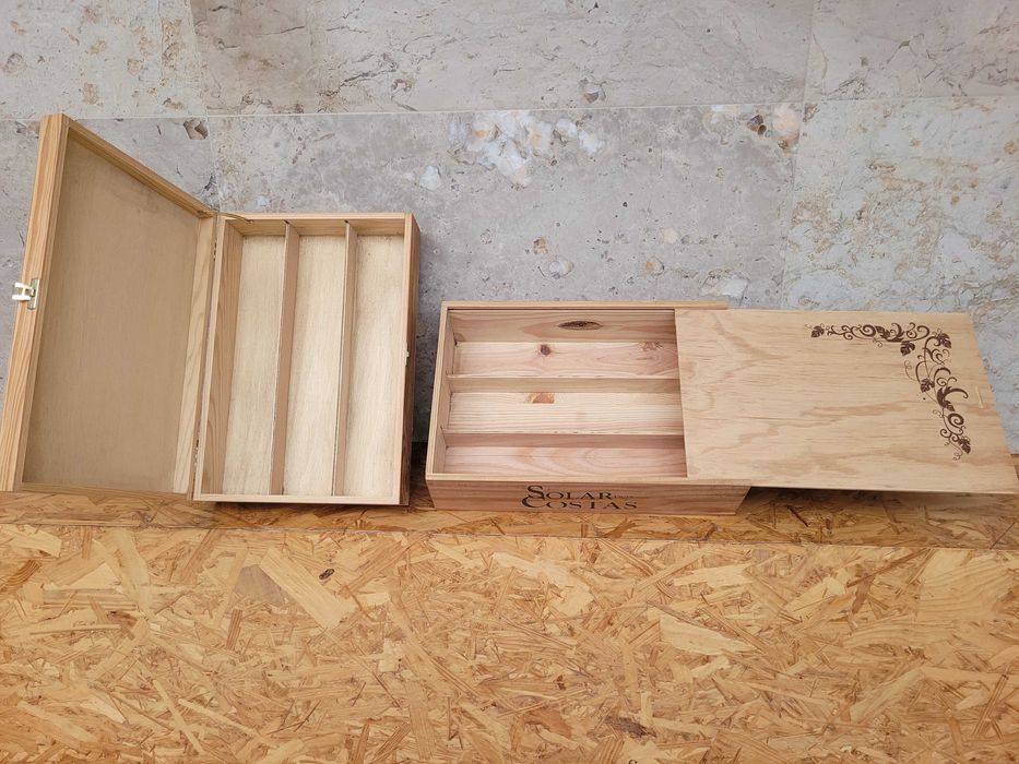 Caixas de garrafas de vinho em madeira vazias