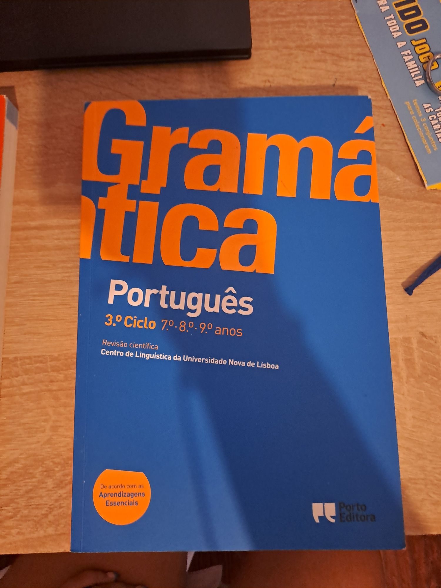 Livros de gramática portuguesa e inglesa