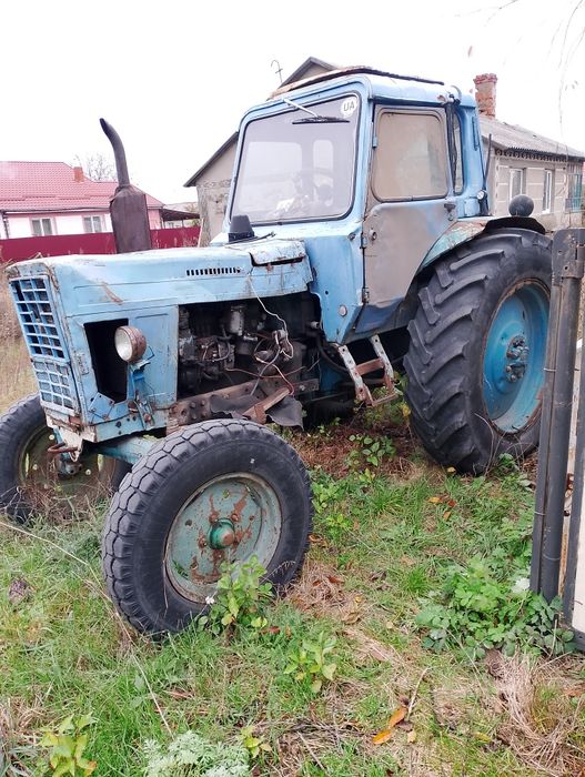 Трактор МТЗ-80 на ходу