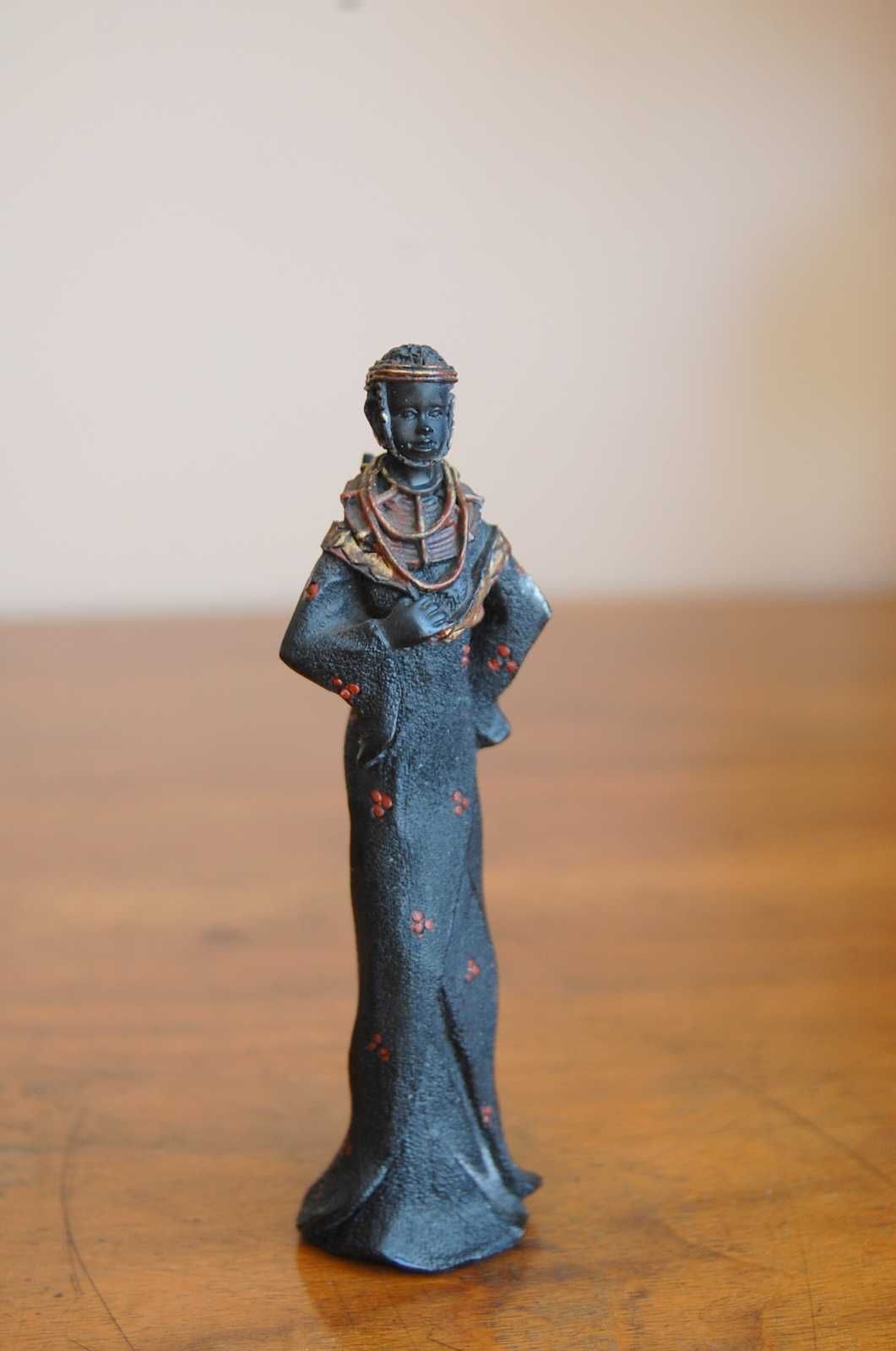 Ładna afrykańska figurka. Afrykańska kobieta. Wysokość 13 cm.