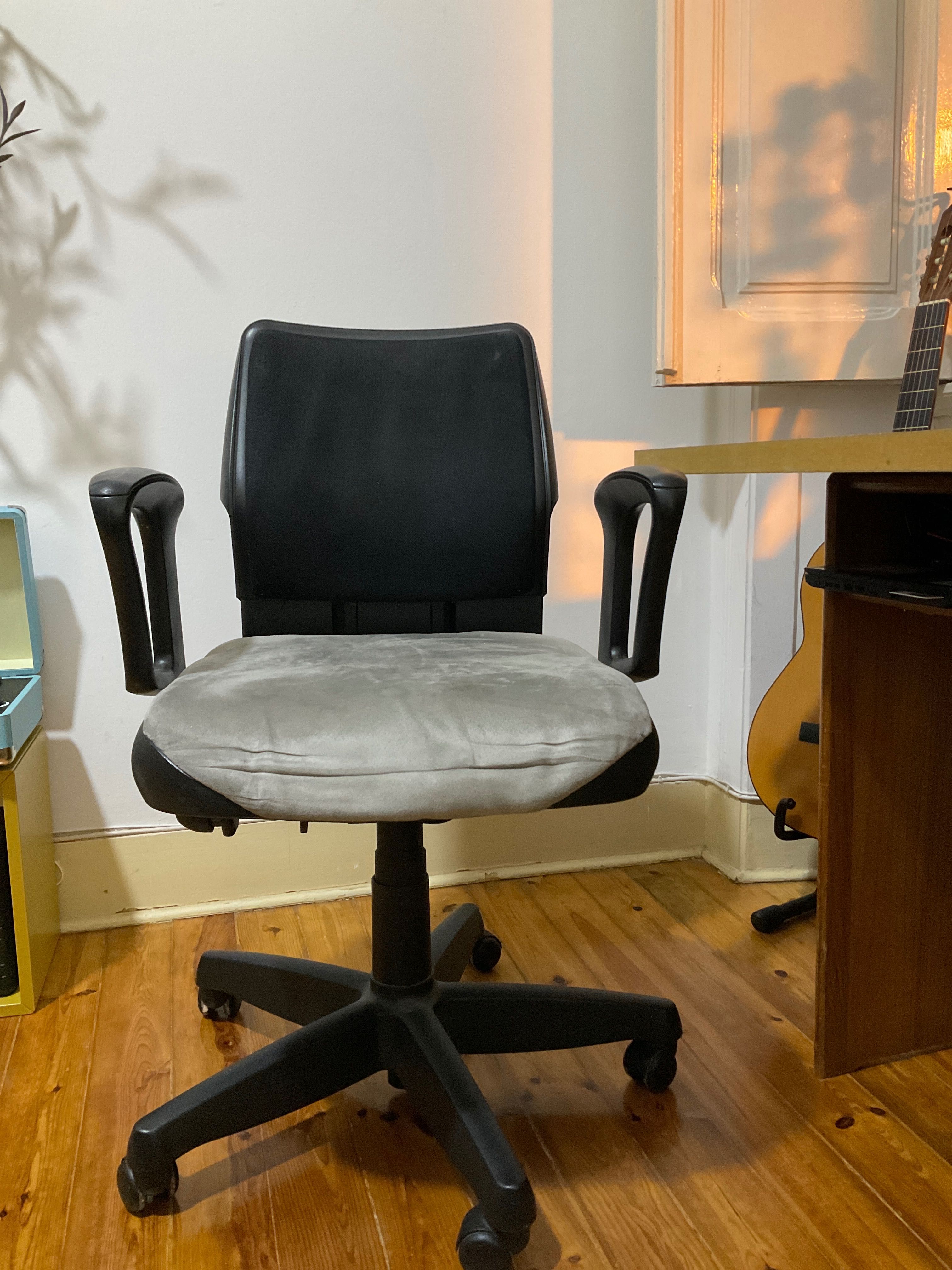 Cadeira de escritorio com rodas de altura ajustavel