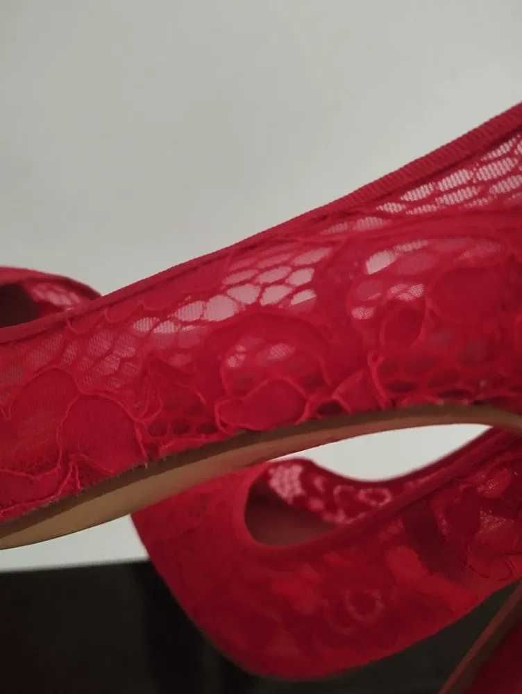 Buty szpilki sandaly beżowe czerwone koronka r 40 nizsze