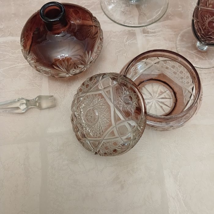 Продам старинный цветной хрусталь , изделия из бронзы с перламутром,