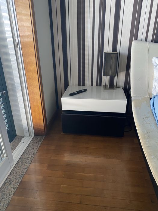 Quarto (cama em pele, mesinhas e camiseiro)