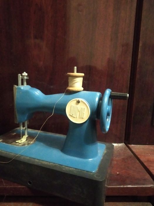 Дитяча швейна машина. Іграшка для дівчат.