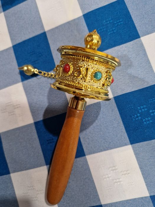 Roda de oração com pega em madeira. Nova